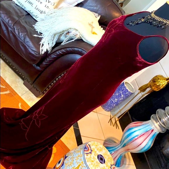 Modern manners in a beautiful long burgundy dress! - Picture 5 of 8